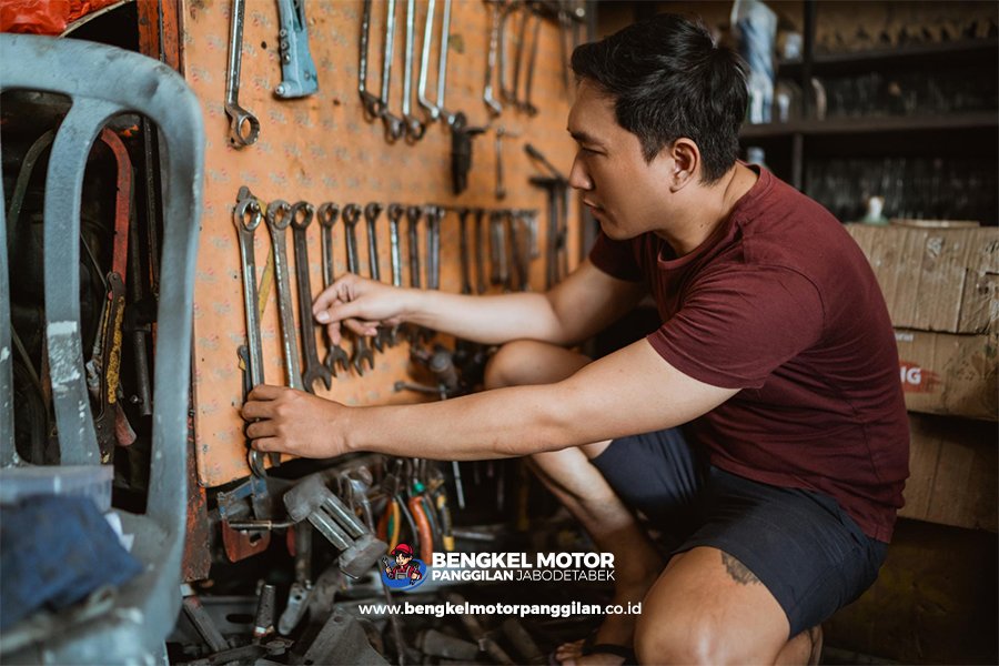 Peralatan servis dan kunci motor