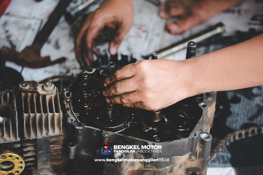 Proses pembongkaran mesin motor