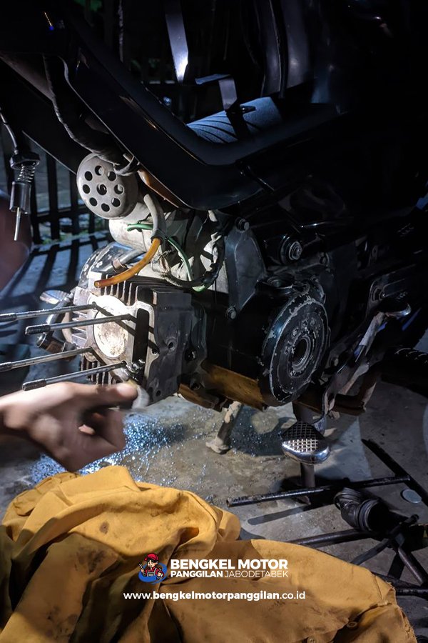 Layanan montir motor panggilan malam hari