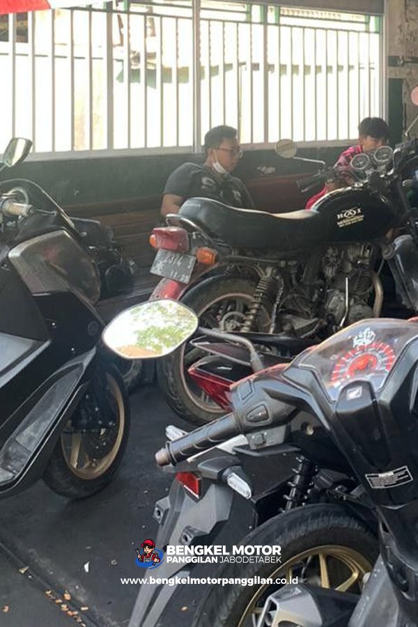 Motor pelanggan menunggu servis